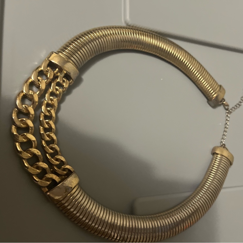 Elegant Gold-Tone Women's Necklace - Picture 3 of 9